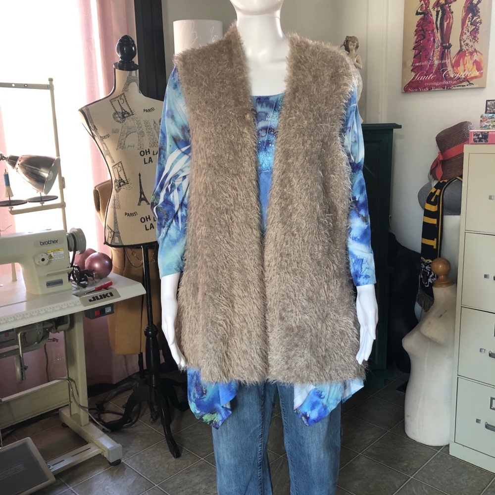 Women’s OLSEN faux fur long VEST
Size L/14
